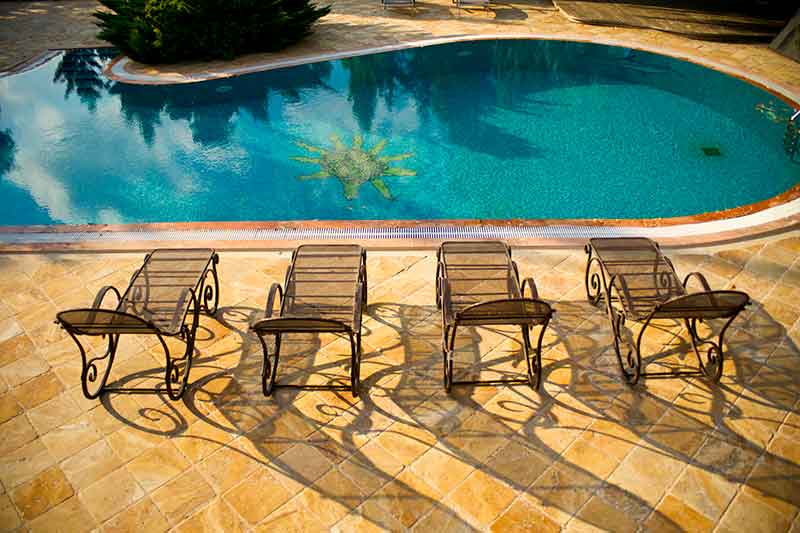 Piscine enterrée en kit avec terrasse et eau claire en Gironde
